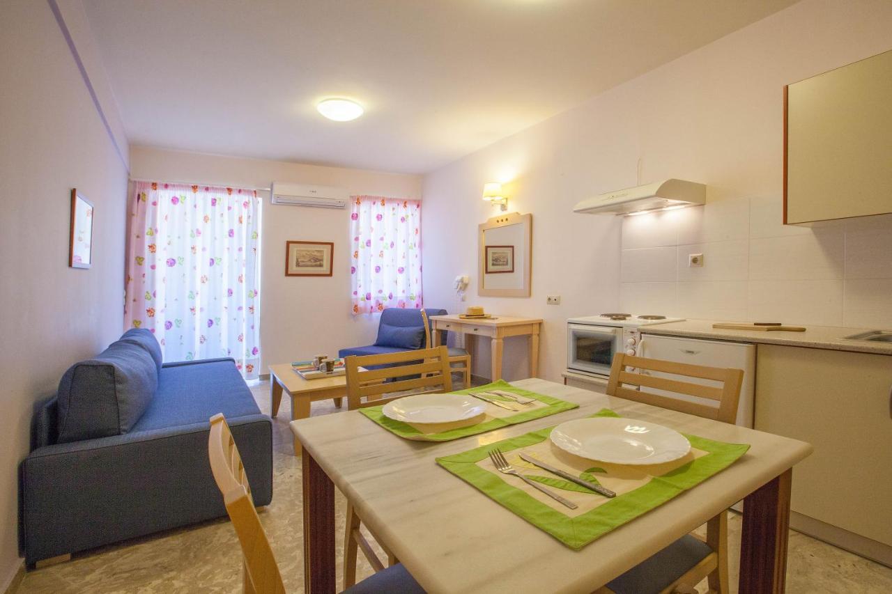 Stella'S Apartments Толон Екстериор снимка